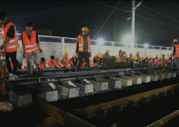 Em apenas 9 horas e com mais de 1.000 operários, China construiu uma estação de trem