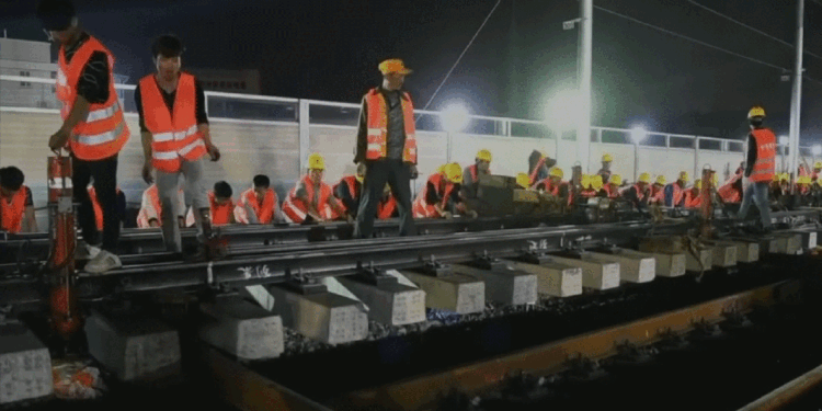 Em apenas 9 horas e com mais de 1.000 operários, China construiu uma estação de trem