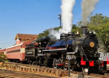 Passeio de trem famoso no Brasil dura 2h30, serve café e almoço e tem uma das vistas mais bonitas de Minas Gerais