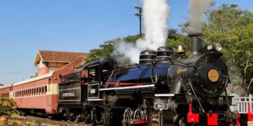 Passeio de trem famoso no Brasil dura 2h30, serve café e almoço e tem uma das vistas mais bonitas de Minas Gerais