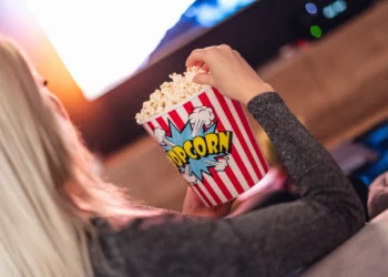 Não é piada, é ciência: o alimento que pode te ajudar a perder peso enquanto assiste filme sentado