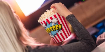 Não é piada, é ciência: o alimento que pode te ajudar a perder peso enquanto assiste filme sentado