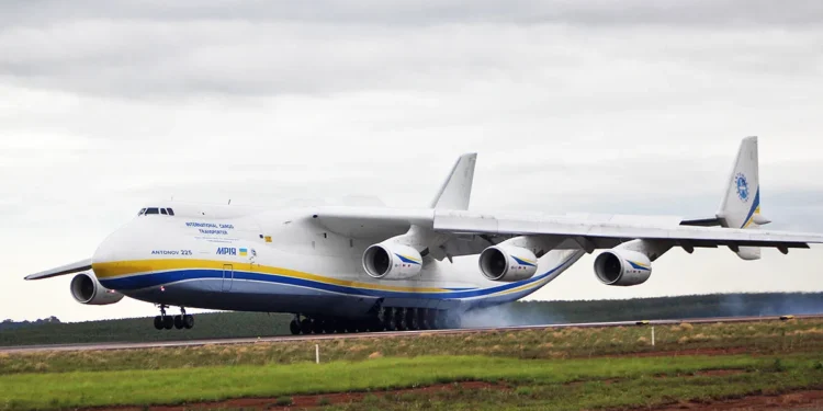 O avião mais potente do mundo: pode transportar até 250 mil quilos e tem seis motores