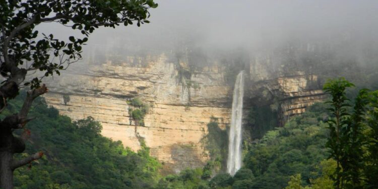 Brasileira faleceu após ser atingida por pedra que "caiu do céu"