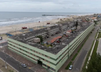 Você moraria aqui? Condomínio à beira da praia no Brasil opera como uma nova cidade