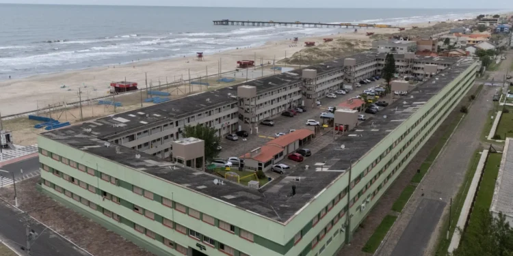 Você moraria aqui? Condomínio à beira da praia no Brasil opera como uma nova cidade