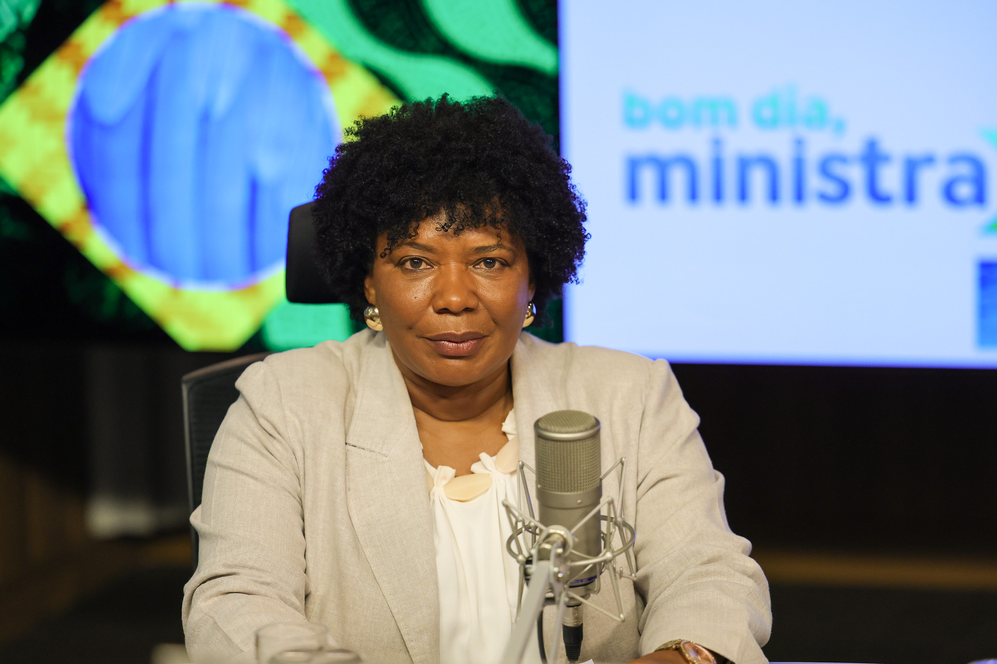 Ministra-cantora da Cultura se complica novamente