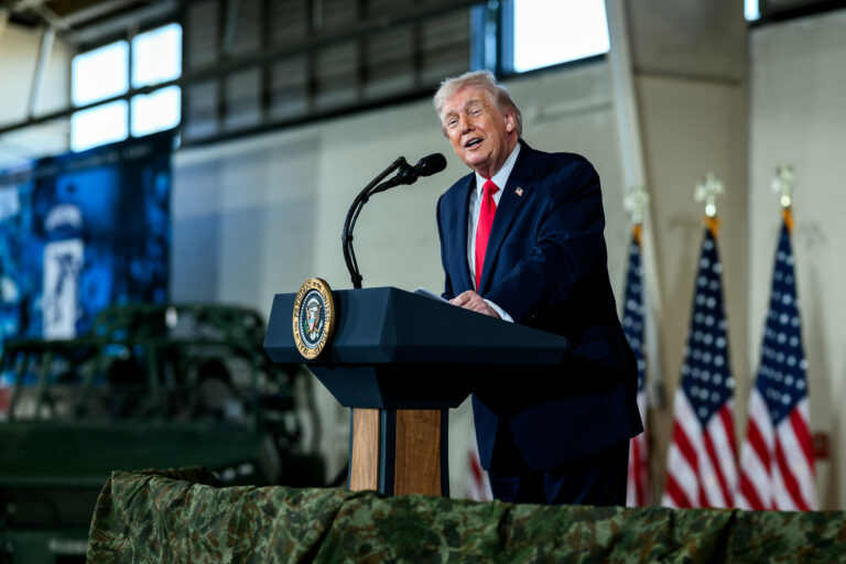 Suprema Corte bota Trump no seu lugar