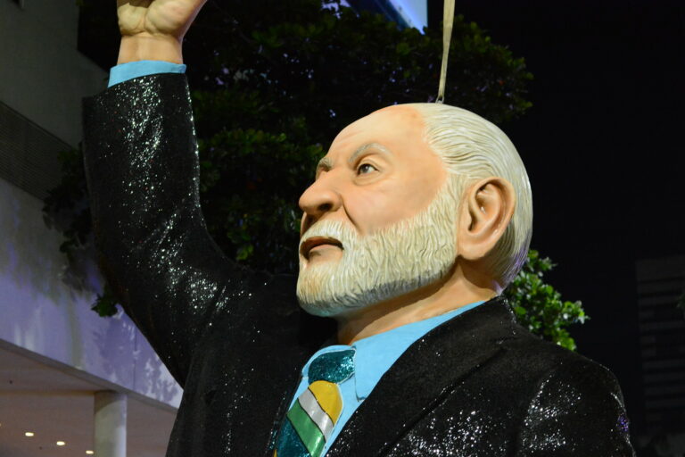 Já pode festejar a derrubada da estátua do Lula?