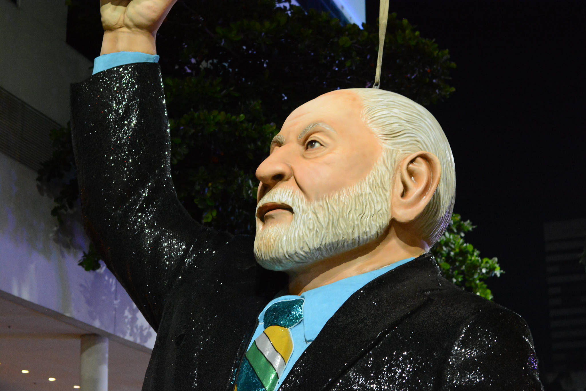 Já pode festejar a derrubada da estátua do Lula?