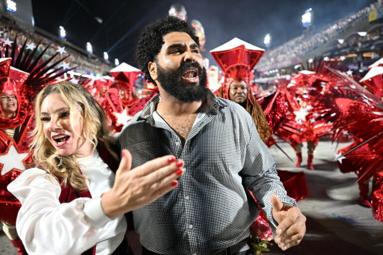 Entre a coroa e o confete