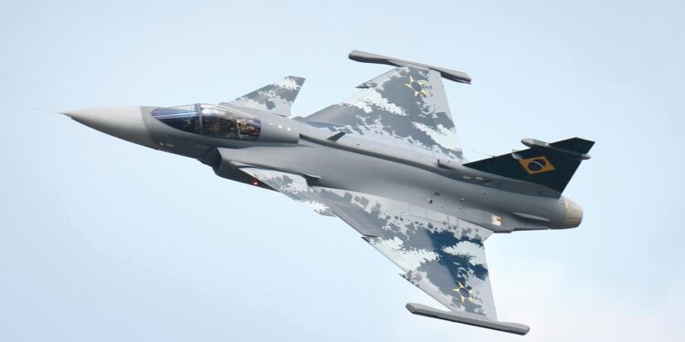 Caça que pode atingir até 2.400 km/h foi escolhido para proteger o céu do Brasil