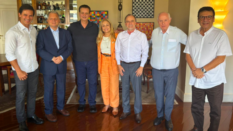 Aécio esperneia contra ‘fundo abutre’ de Kassab