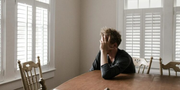 Mais cedo do que o esperado: descubra a idade que a função cerebral começa a diminuir, segundo um novo estudo