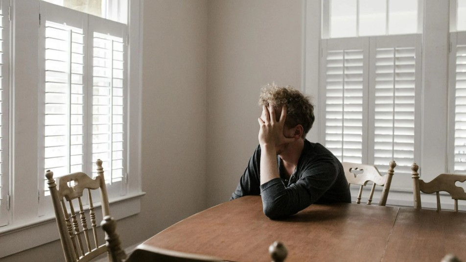 Mais cedo do que o esperado: descubra a idade que a  função cerebral começa a diminuir, segundo um novo estudo