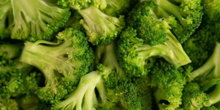 A melhor forma de cozinhar o brócolis para preservar os seus nutrientes