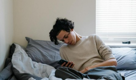 Não é insônia, é psicologia: o motivo pelo qual você continua acordado olhando o celular