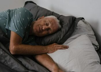 Por que dormir mal é um problema muito mais grave após os 50 anos, segundo os especialistas
