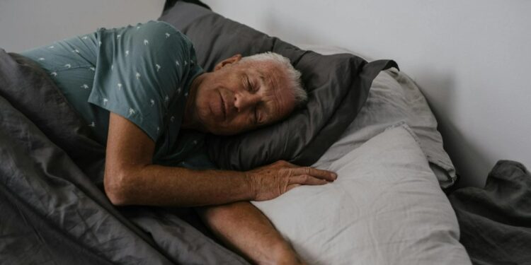 Por que dormir mal é um problema muito mais grave após os 50 anos, segundo os especialistas