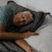 Por que dormir mal é um problema muito mais grave após os 50 anos, segundo os especialistas