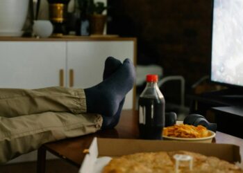 O que a ciência diz sobre o hábito de comer assistindo ao jornal da televisão