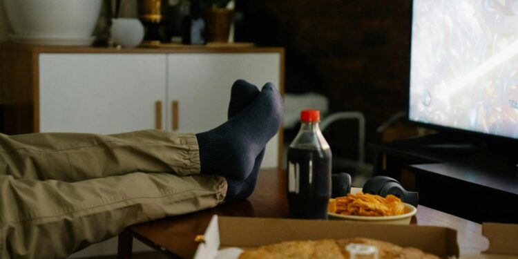 O que a ciência diz sobre o hábito de comer assistindo ao jornal da televisão
