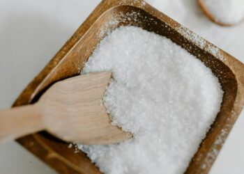 Jogar água com sal grosso na porta de entrada: por que os especialistas recomendam e para que serve