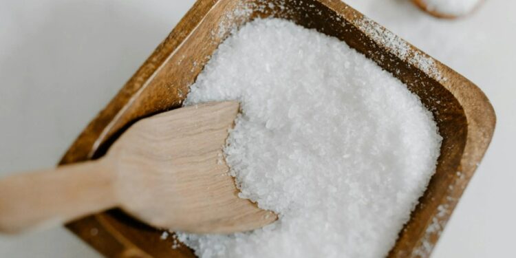 Jogar água com sal grosso na porta de entrada: por que os especialistas recomendam e para que serve