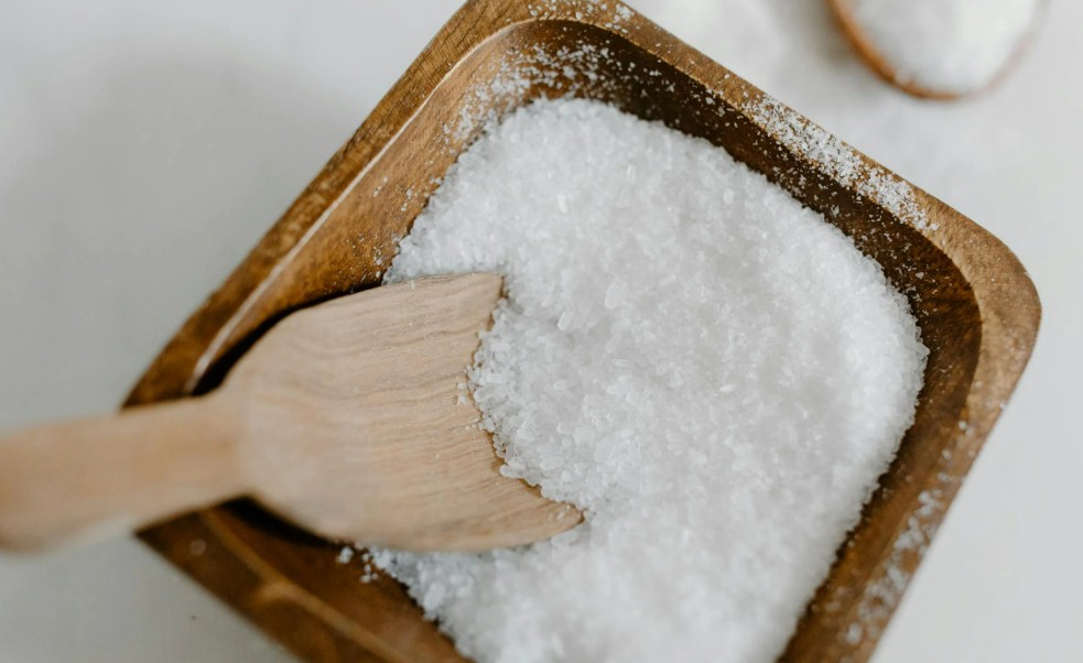 Jogar água com sal grosso na porta de entrada: por que os especialistas recomendam e para que serve