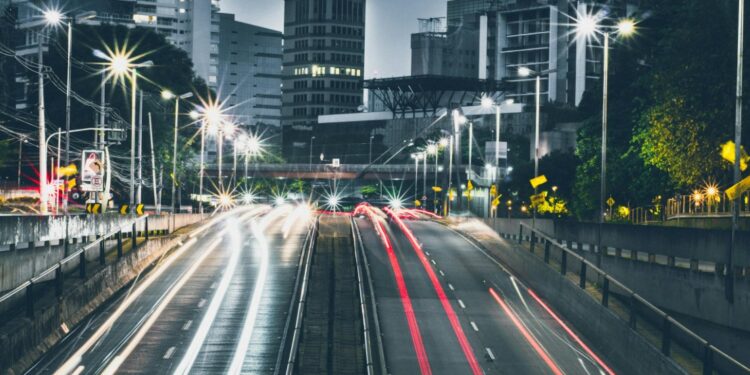 Em 2026, postes de luz no Brasil devem passar por transformação histórica
