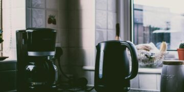 Com que frequência você realmente deve limpar sua cafeteira?