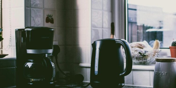 Com que frequência você realmente deve limpar sua cafeteira?