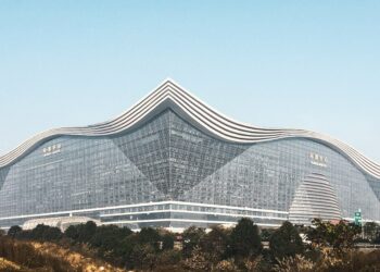 Maior edifício do mundo tem 1,76 milhão de m² e esconde shopping, cinema e até parque aquático