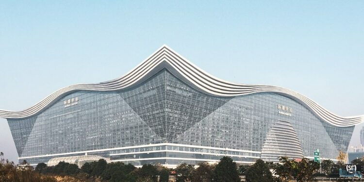 Maior edifício do mundo tem 1,76 milhão de m² e esconde shopping, cinema e até parque aquático