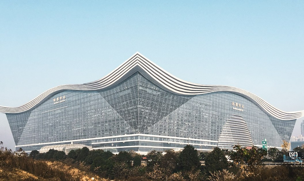 Maior edifício do mundo tem 1,76 milhão de m² e esconde shopping, cinema e até praia