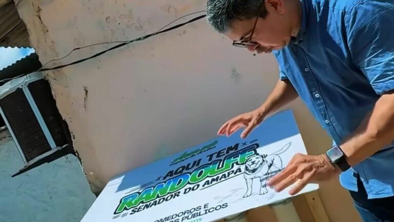 Randolfe viraliza por inaugurar comedouro de cano de PVC