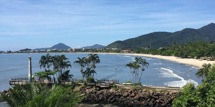 Praia com águas calmas a menos de 1 hora de São Paulo é refúgio perfeito na natureza