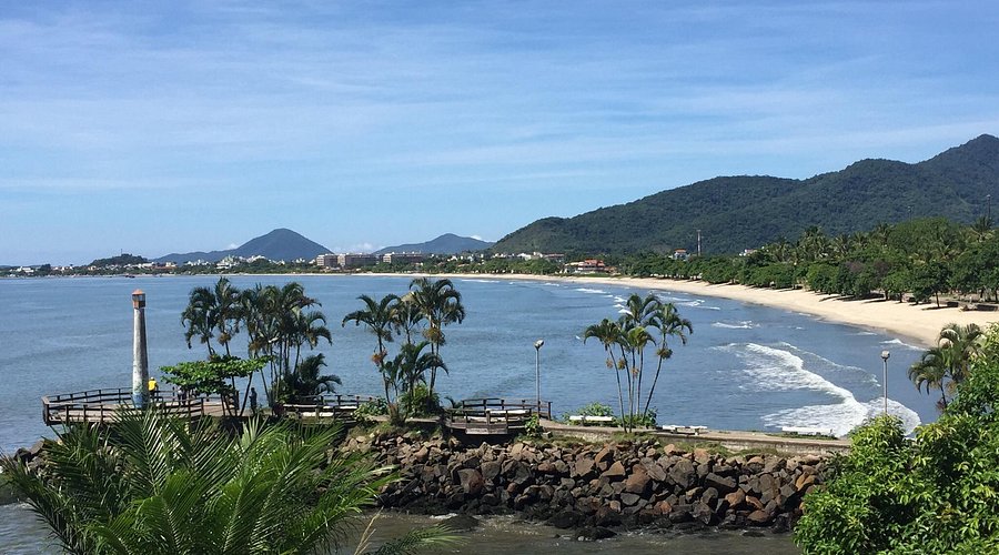 Praia com águas calmas a menos de 1 hora de São Paulo é refúgio perfeito na natureza