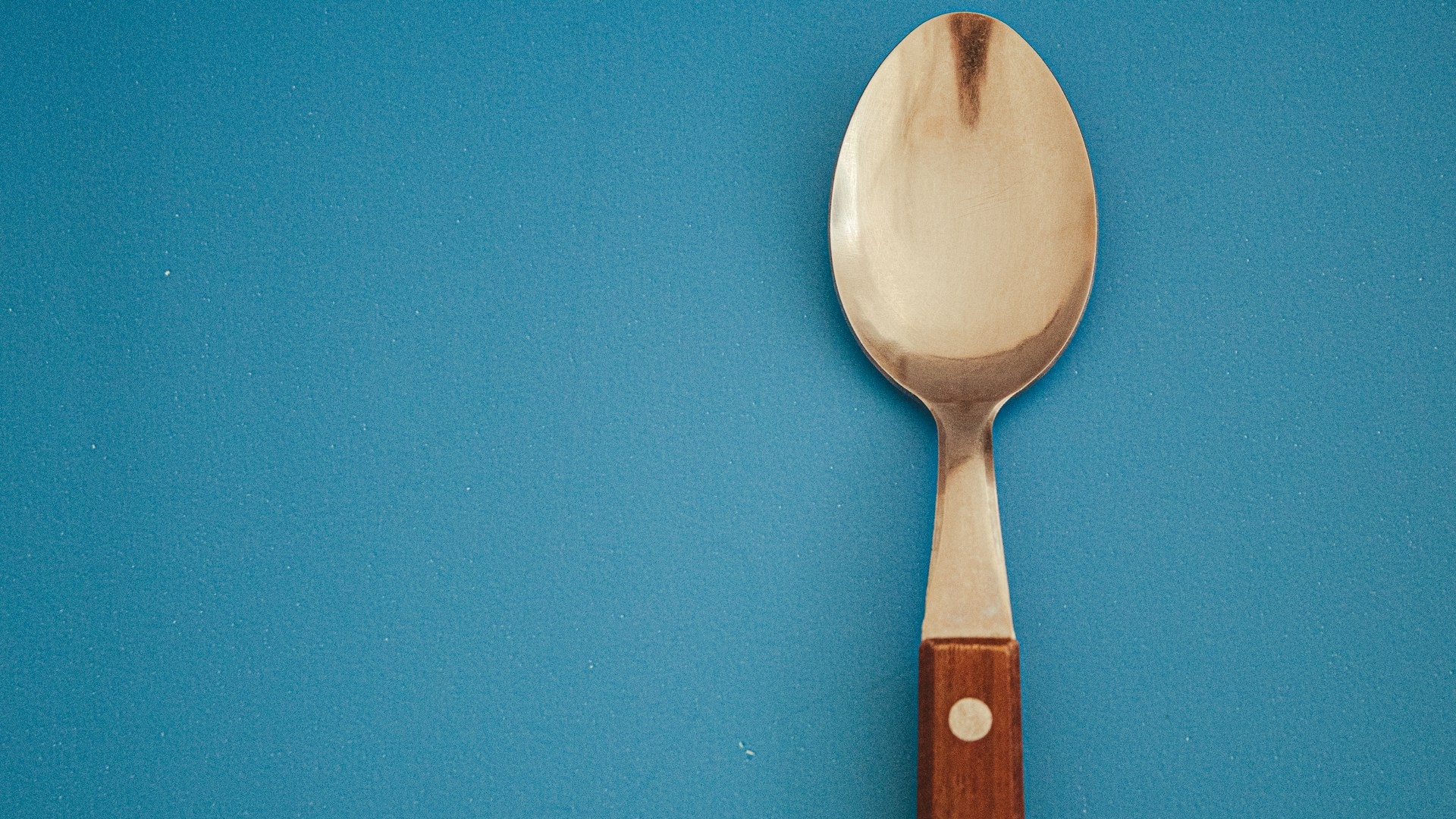 Colocar uma colher na geladeira: para que serve e por que recomendam