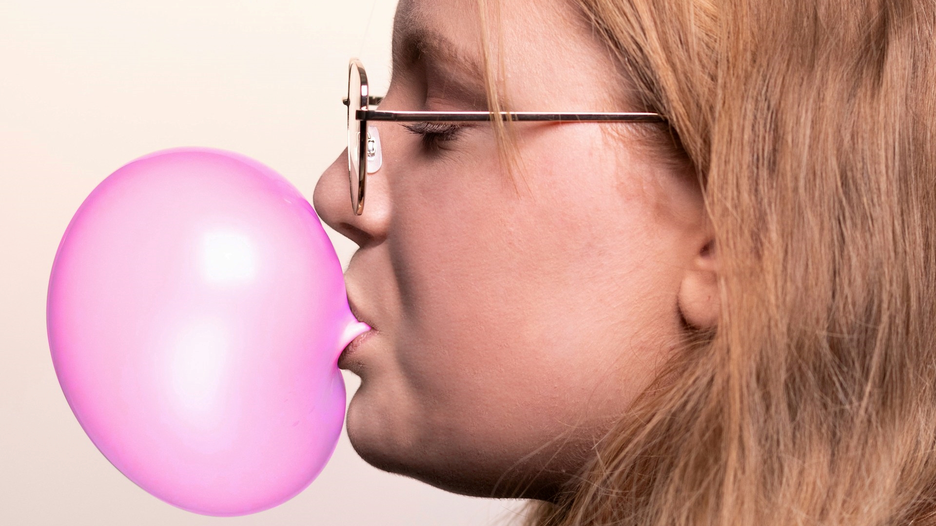 Comunicado importante dos médicos para quem é viciado em mascar chiclete