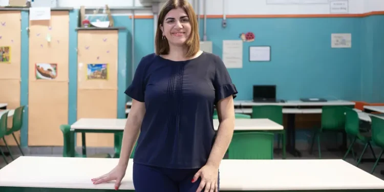 Onde trabalha a professora brasileira eleita a educadora mais influente do mundo?
