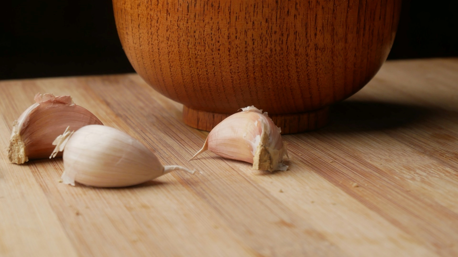 Deixar um dente de alho sobre a boca do fogão: para que serve e quando fazê-lo