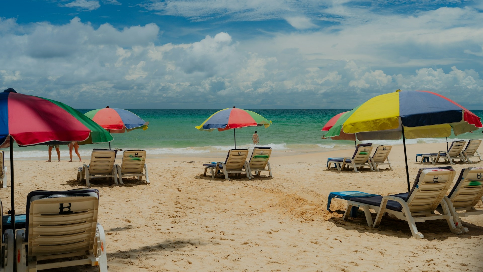Este homem decidiu ir trabalhar na praia e hoje fatura até R$ 150 mil por mês com o emprego