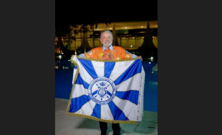 "Promoção pessoal com dinheiro público", diz Adriana Ventura