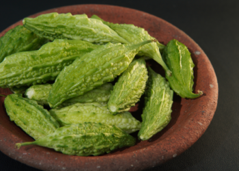 A fruta verde e amarga que está chamando atenção pelo possível efeito no açúcar do sangue