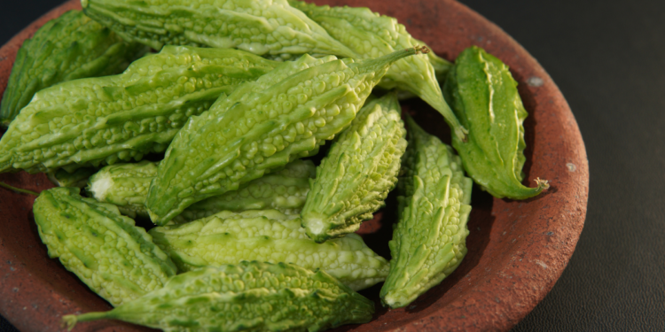 A fruta verde e amarga que está chamando atenção pelo possível efeito no açúcar do sangue