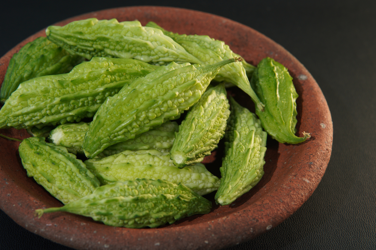 A fruta verde e amarga que está chamando atenção pelo possível efeito no açúcar do sangue