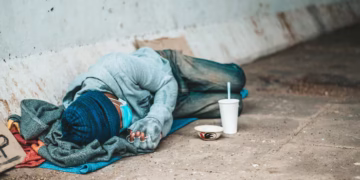 País mais rico do planeta enfrenta crise com 770 mil moradores de rua