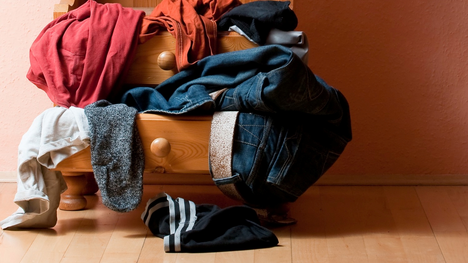 O que significa deixar a roupa jogada no chão por dias, segundo a psicologia