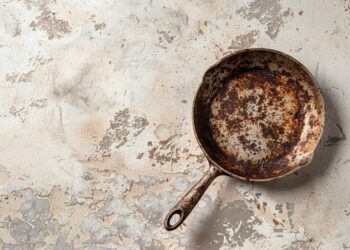 Antes de comprar panelas novas, experimente essa mistura que remove a ferrugem